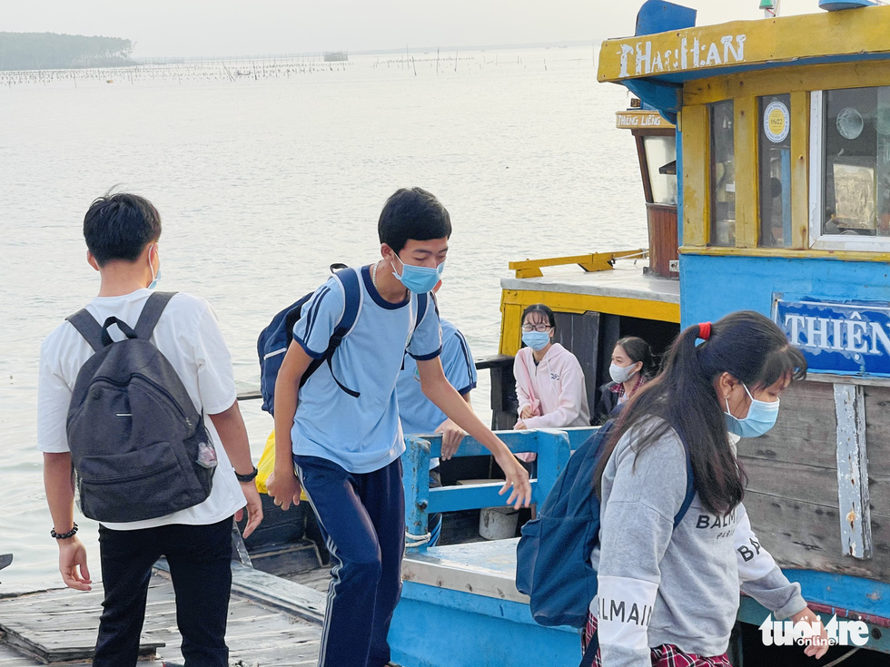 tp hcm hon 200 hoc sinh xa dao thach an no nuc den truong dspl 3