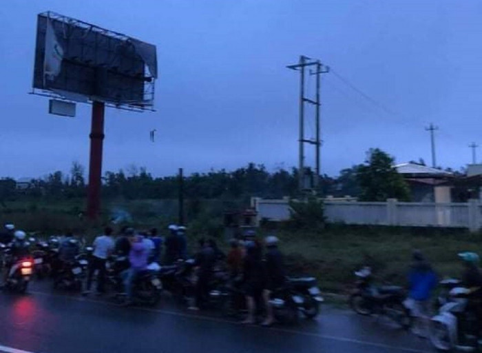vu thi the nam thanh lo lung tren tru bien quang cao tung dinh nhay cau tu tu dspl 1 vu thi the nam thanh lo lung tren tru bien quang cao tung dinh nhay cau tu tu dspl 1