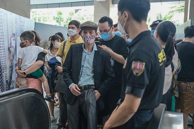 canh nghin nguoi dan chen chuc di thu tau dien cat linh ha dong dspl 11 canh nghin nguoi dan chen chuc di thu tau dien cat linh ha dong dspl 11