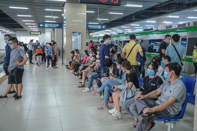 canh nghin nguoi dan chen chuc di thu tau dien cat linh ha dong dspl 12 canh nghin nguoi dan chen chuc di thu tau dien cat linh ha dong dspl 12