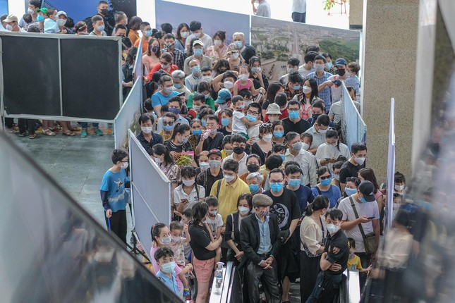 canh nghin nguoi dan chen chuc di thu tau dien cat linh ha dong dspl 4 canh nghin nguoi dan chen chuc di thu tau dien cat linh ha dong dspl 4