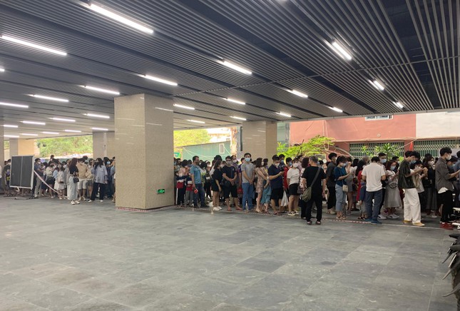 canh nghin nguoi dan chen chuc di thu tau dien cat linh ha dong dspl 6 canh nghin nguoi dan chen chuc di thu tau dien cat linh ha dong dspl 6