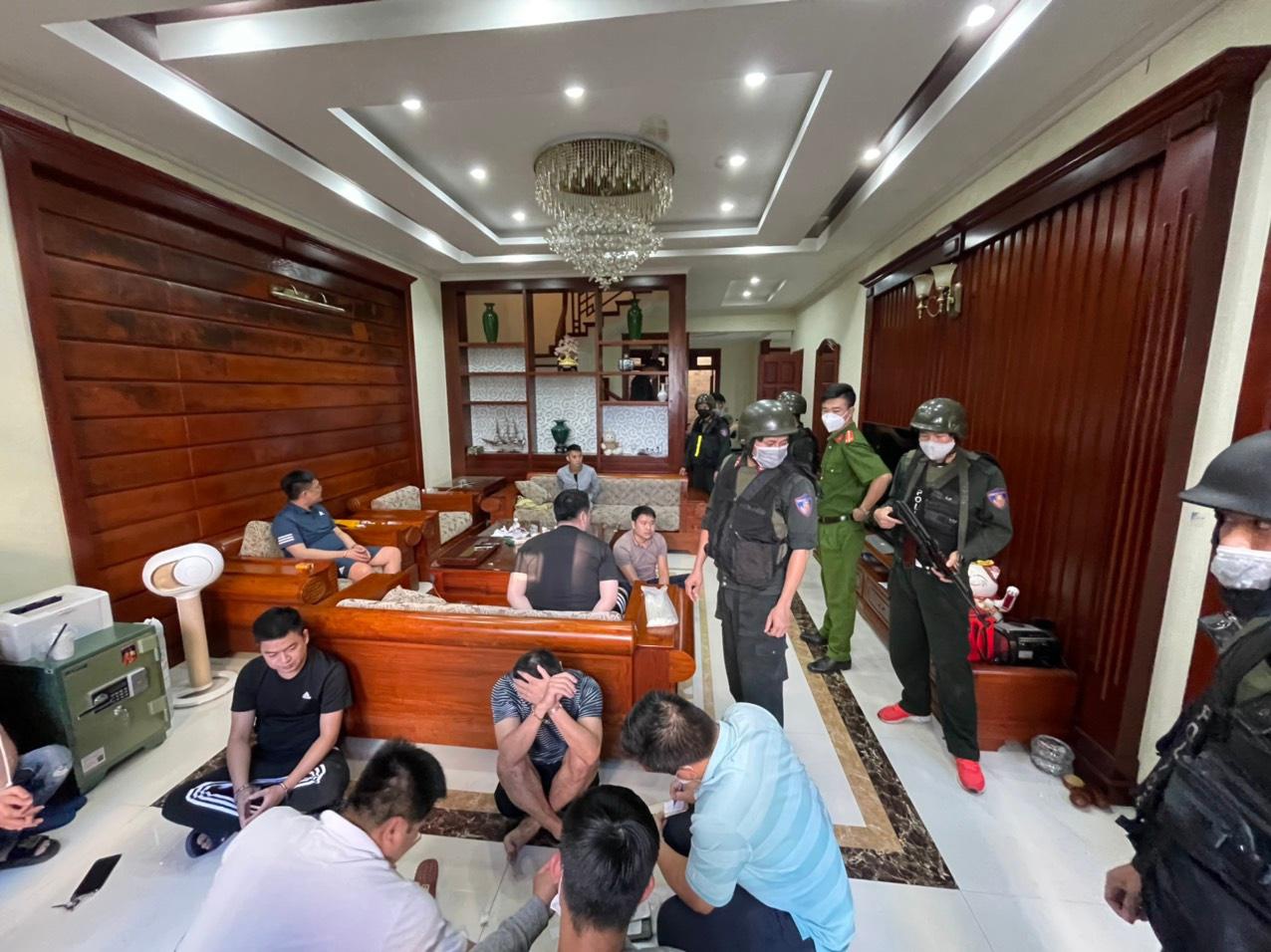 vu 200 cong an triet pha duong day danh bac gan 14 000 ty dong tam giu 2 xe sang mercedes maybach dspl 2 vu 200 cong an triet pha duong day danh bac gan 14 000 ty dong tam giu 2 xe sang mercedes maybach dspl 2