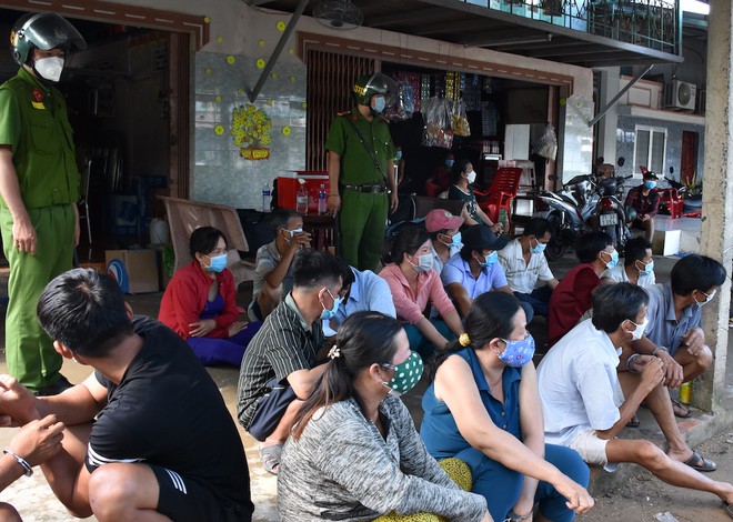 tin tuc phap luat ngay 17 11 canh sat dot kich soi ga nhieu nguoi nhay xuong song bo tron dspl 1