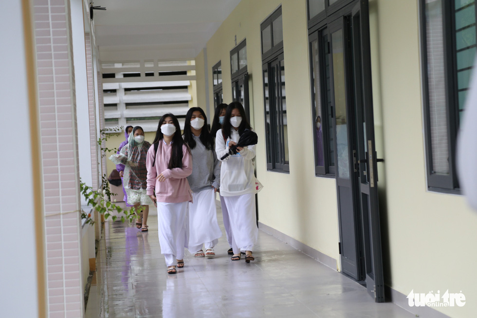 hoc sinh lop 10 11 o da nang tro lai truong hoc thay co tran an cho phu huynh yen tam dspl 2