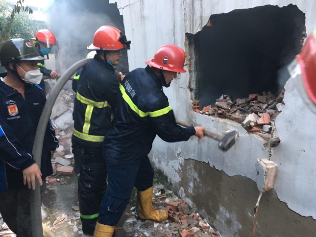 hien truong ngon ngang vu chay kho phe lieu luc rang sang hang tram m2 bi thieu rui dspl 1