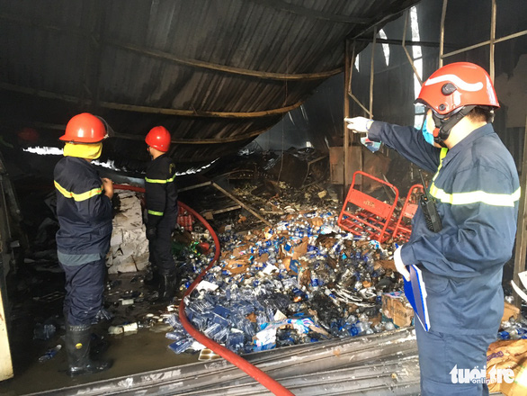 hien truong ngon ngang vu chay kho phe lieu luc rang sang hang tram m2 bi thieu rui dspl 3