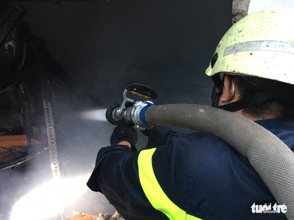 hien truong ngon ngang vu chay kho phe lieu luc rang sang hang tram m2 bi thieu rui dspl 4