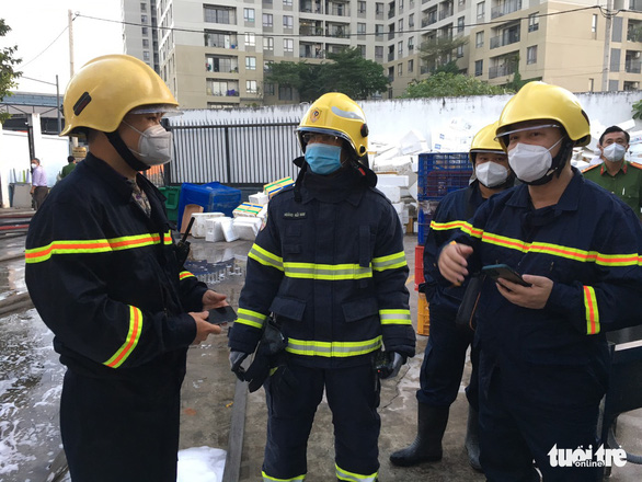 hien truong ngon ngang vu chay kho phe lieu luc rang sang hang tram m2 bi thieu rui dspl 5