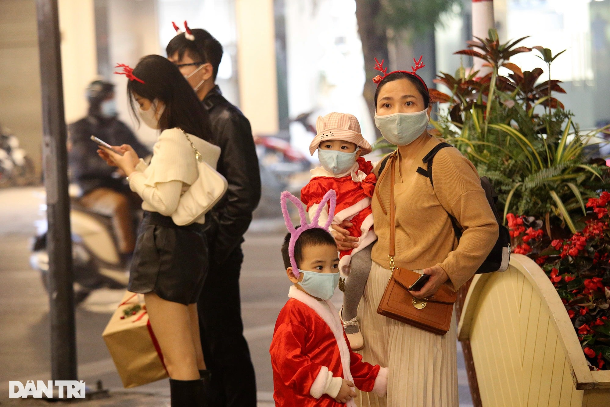 ha noi den giang sinh nha tho lon vang lang pho hang ma bo ho van dong kin nguoi dspl 10