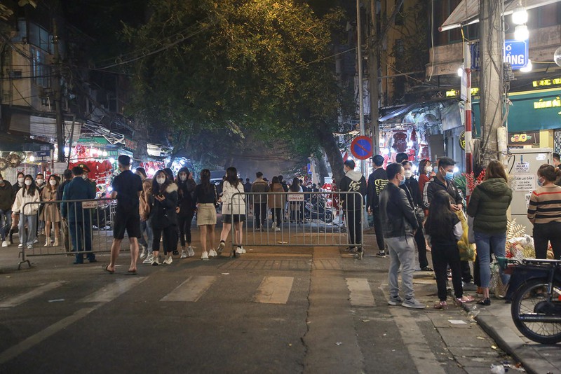 ha noi den giang sinh nha tho lon vang lang pho hang ma bo ho van dong kin nguoi dspl 6