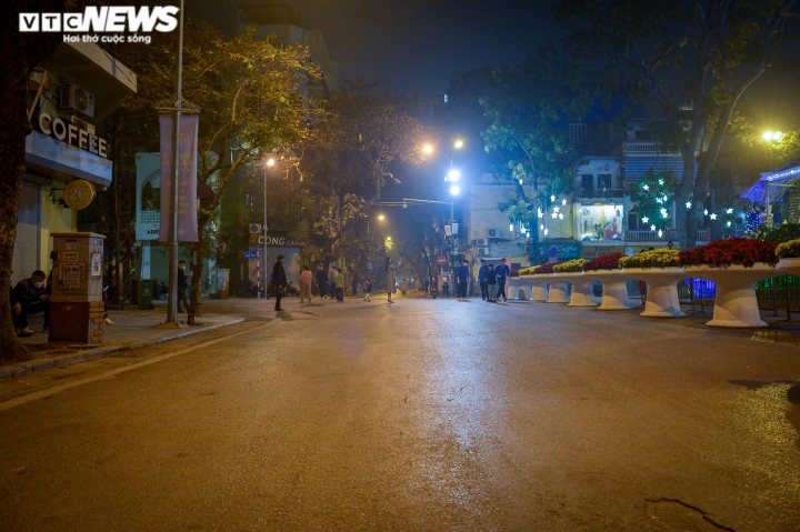 ha noi den giang sinh nha tho lon vang lang pho hang ma bo ho van dong kin nguoi dspl 9