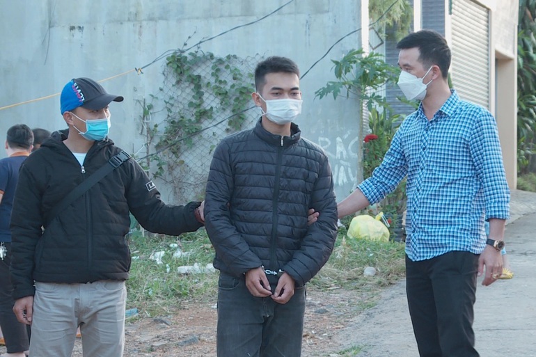 ga trai 30 tuoi dap vo kinh o to do ben duong de trom tai san doi tien chuoc dspl 1 ga trai 30 tuoi dap vo kinh o to do ben duong de trom tai san doi tien chuoc dspl 1