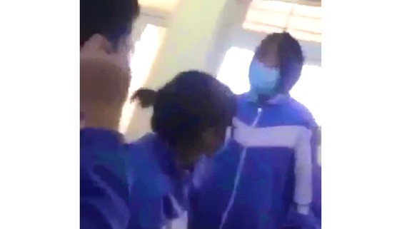 vu clip nu sinh tat lien tiep vao mat ban trong lop truong hoc moi phu huynh den lam viec dpsl 1 vu clip nu sinh tat lien tiep vao mat ban trong lop truong hoc moi phu huynh den lam viec dpsl 1
