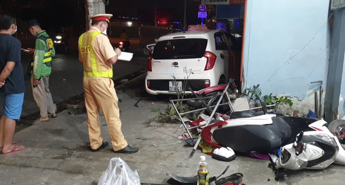 binh duong o to dien tong lien hoan 2 xe may roi lao vao tiem son 3 nguoi bi thuong nang dpl 1