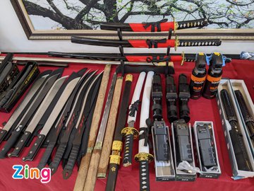 cap vo chong livestream ban vu khi lap kenh youtube dao kiem phong thuy de quang cao dpsl 1