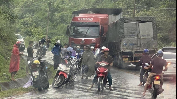 quang ninh container tong truc dien xe tai cho axit 2 tai xe bong nang dspl 1 quang ninh container tong truc dien xe tai cho axit 2 tai xe bong nang dspl 1