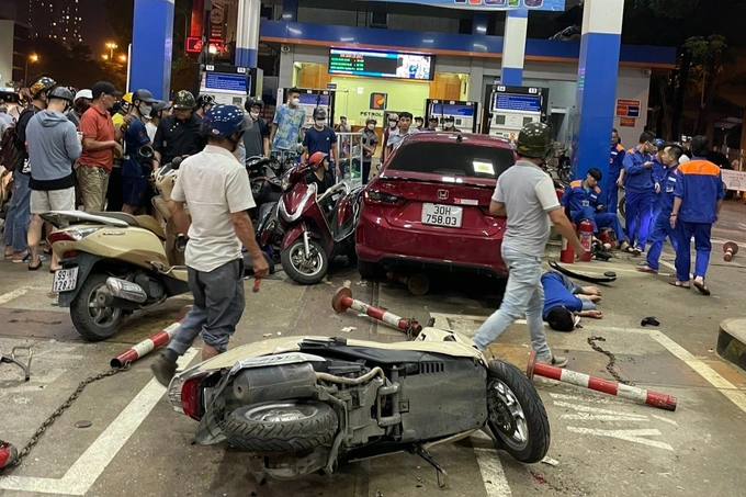nhan chung vu o to tong 8 nguoi o cay xang ha noi chiec xe lao vao khien nhieu nguoi khong kip chay dspl 1 nhan chung vu o to tong 8 nguoi o cay xang ha noi chiec xe lao vao khien nhieu nguoi khong kip chay dspl 1