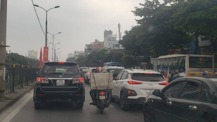 ha noi o to 16 cho huc do cot dien gay un tac keo dai dspl 2 ha noi o to 16 cho huc do cot dien gay un tac keo dai dspl 2