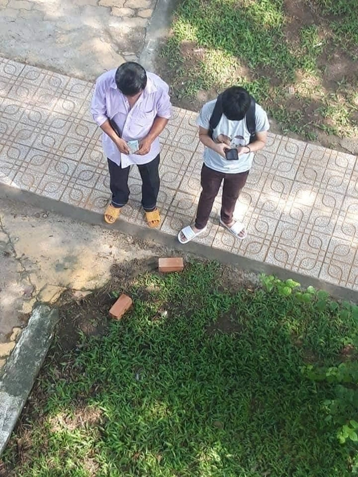 nghen ngao canh nguoi cha dem tung to tien dui voi vao tay con trai ngay nhap hoc dspl 1 nghen ngao canh nguoi cha dem tung to tien dui voi vao tay con trai ngay nhap hoc dspl 1