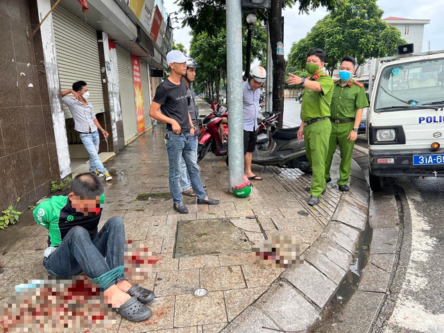ha noi bat giu ten trom mac dong phuc grab mang theo 2 dao gam va nhieu vam pha khoa dspl 1 ha noi bat giu ten trom mac dong phuc grab mang theo 2 dao gam va nhieu vam pha khoa dspl 1