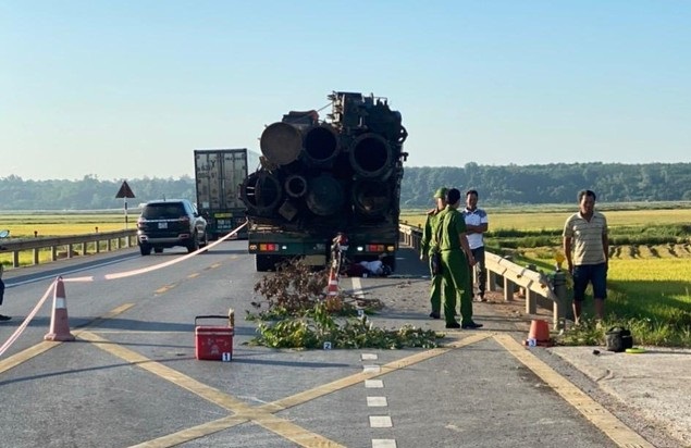 tong vao xe dau keo dang dung sua chua vo chong cu ong 82 tuoi tu vong thuong tam dspl 1 tong vao xe dau keo dang dung sua chua vo chong cu ong 82 tuoi tu vong thuong tam dspl 1