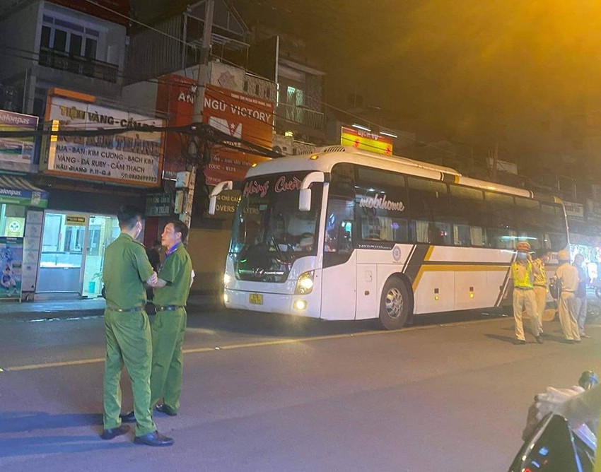 nga vao diem mu cua xe khach thanh nien 28 tuoi bi can tu vong dspl 1