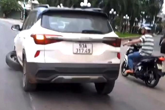 nu tai xe lai o to rung banh chay gan 10km sau khi gay tai nan dspl 1 nu tai xe lai o to rung banh chay gan 10km sau khi gay tai nan dspl 1