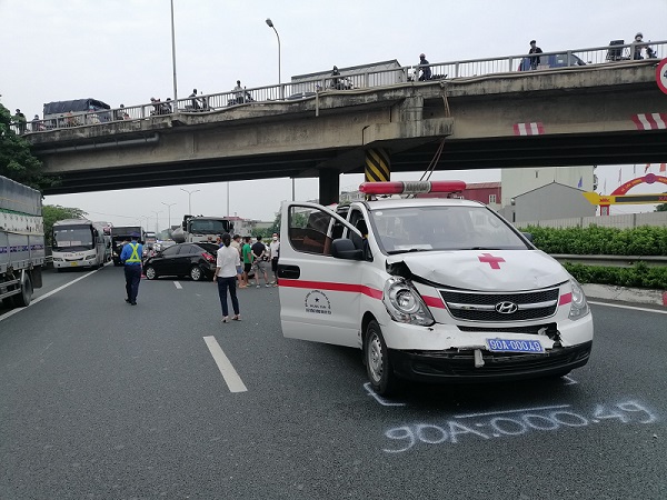 tin tuc tai nan giao thong moi ngay 8 9 xe cuu thuong cho nguoi benh bi tai nan tren cao toc phap van cau gie dpsl 1
