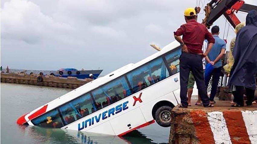 tin tuc tai nan giao thong moi ngay 8 9 xe cuu thuong cho nguoi benh bi tai nan tren cao toc phap van cau gie dpsl 2