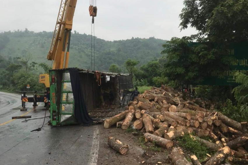 xe tai mat lai roi lat ngang trong dem 2 nguoi thuong vong dspl 1