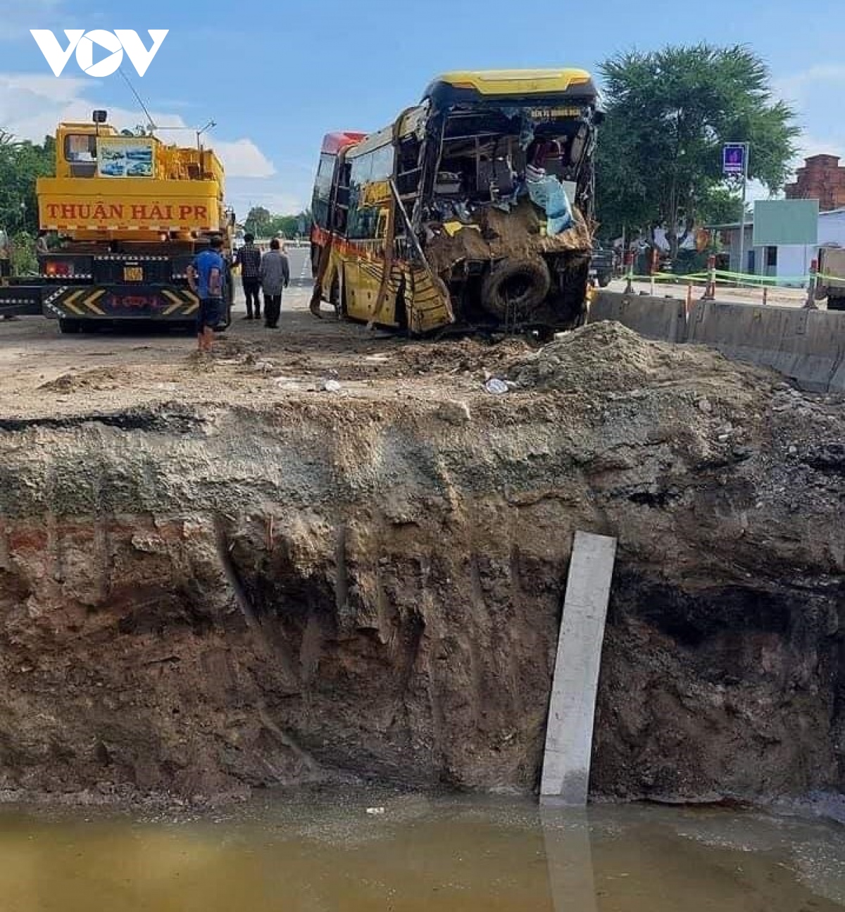 tin tuc tai nan giao thong moi ngay 9 9 xe khach cho 33 nguoi lao xuong kenh muong dang thi cong dpsl 1 tin tuc tai nan giao thong moi ngay 9 9 xe khach cho 33 nguoi lao xuong kenh muong dang thi cong dpsl 1