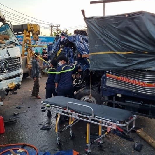 tin tuc tai nan giao thong moi ngay 10 9 2022 pha cabin xe tai dua thi the tai xe ra ngoai sau tai nan dspl 1