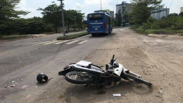 tin tuc tai nan giao thong moi ngay 11 9 xe ban tai lat ngua sau va cham 4 nguoi thuong vong dspl 1