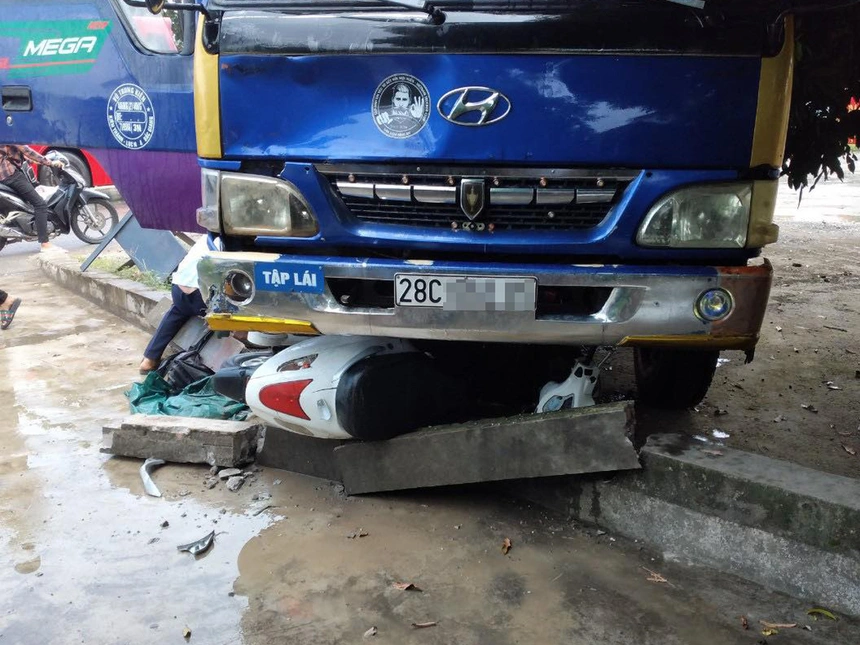 tin tuc tai nan giao thong moi ngay 16 9 2022 oto do hoc vien cam lai tong xe may dien mot nguoi chet dspl 2 tin tuc tai nan giao thong moi ngay 16 9 2022 oto do hoc vien cam lai tong xe may dien mot nguoi chet dspl 2