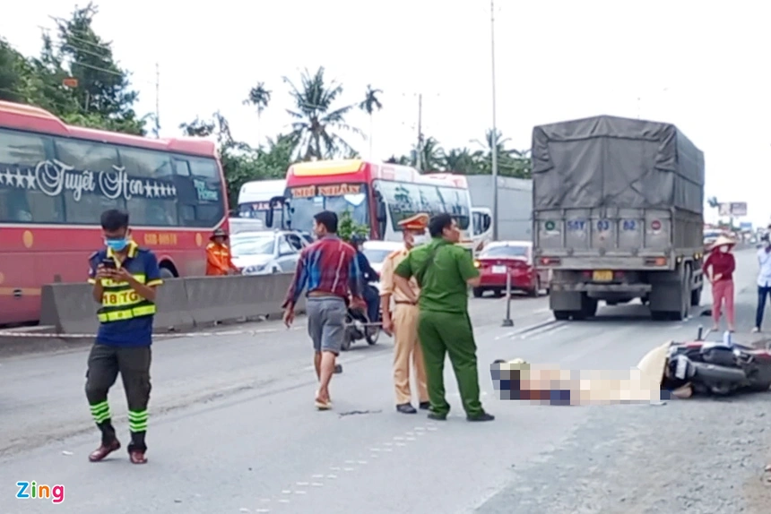 tin tuc tai nan giao thong moi ngay 2 10 nguoi phu nu thiet mang sau cu va cham xe tai tren quoc lo 1 dspl 1