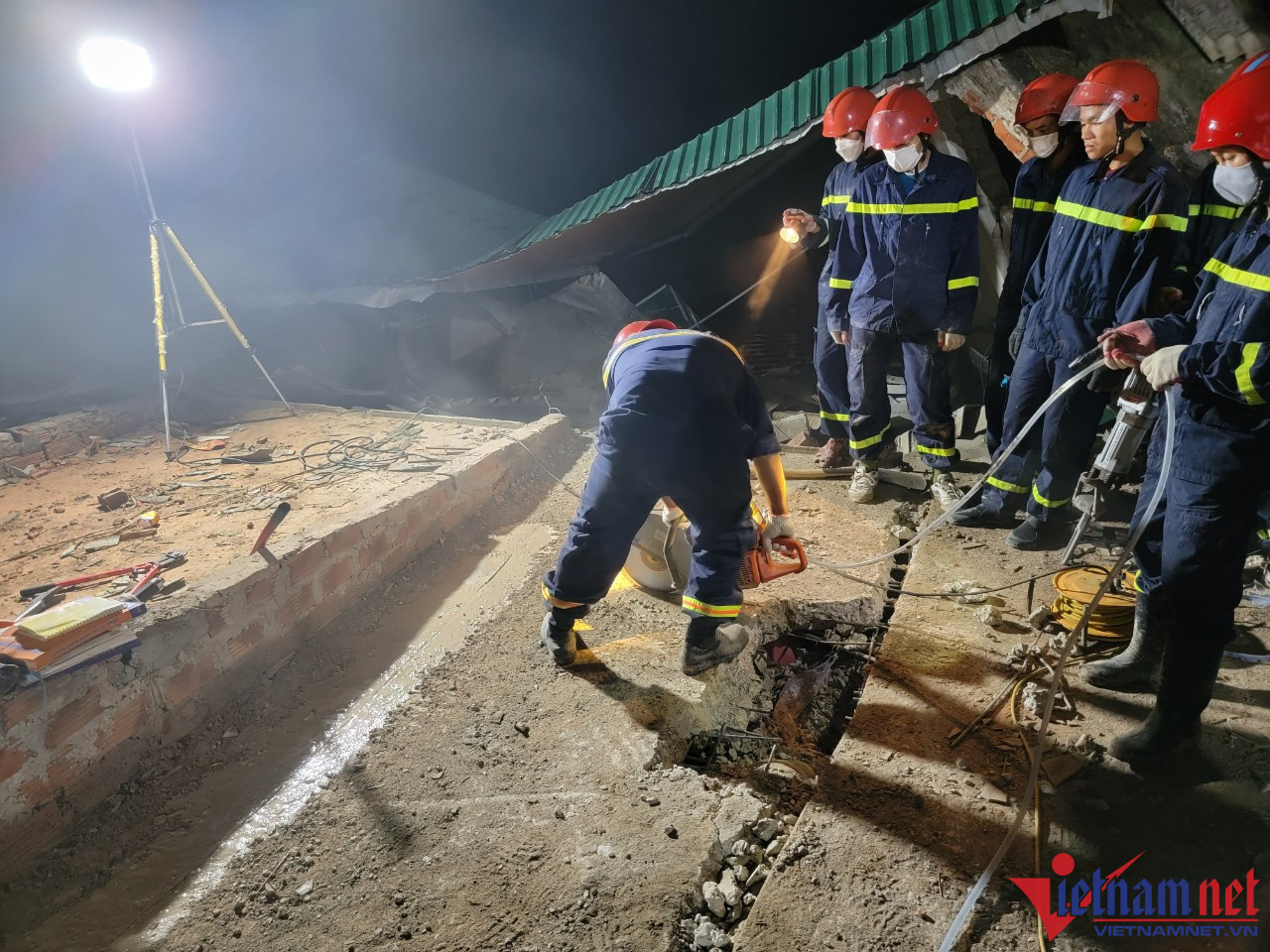 vu sap nha dan ben bo song thach han tim thay thi the nguoi dan ong dspl 2 vu sap nha dan ben bo song thach han tim thay thi the nguoi dan ong dspl 2