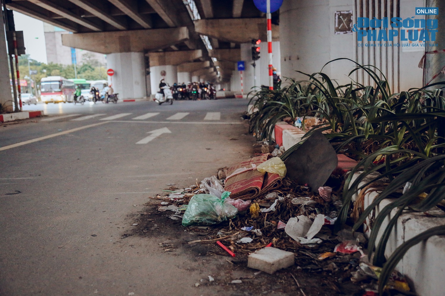 ha noi cau vom sat vuot ho linh dam bien thanh noi do rac bai do o to2 ha noi cau vom sat vuot ho linh dam bien thanh noi do rac bai do o to2