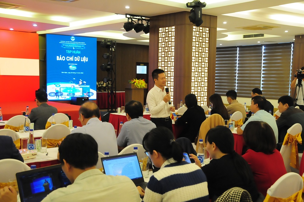 hon 70 nha bao phong vien tham gia tap huan bao chi du lieu dspl 1