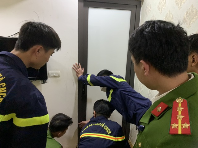 nghe an canh sat kip thoi giai cuu be 1 tuoi mac ket ngoai ban cong chung cu dspl 1 nghe an canh sat kip thoi giai cuu be 1 tuoi mac ket ngoai ban cong chung cu dspl 1