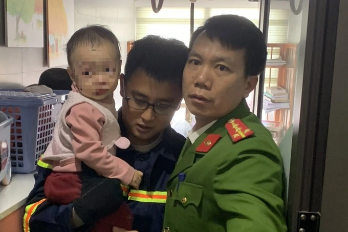 nghe an canh sat kip thoi giai cuu be 1 tuoi mac ket ngoai ban cong chung cu dspl 2 nghe an canh sat kip thoi giai cuu be 1 tuoi mac ket ngoai ban cong chung cu dspl 2