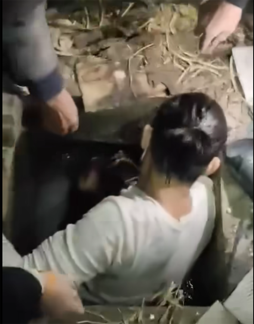 vu cuu nguoi phu nu roi xuong ho ga o thanh hoa nguoi hung noi gi dspl 1