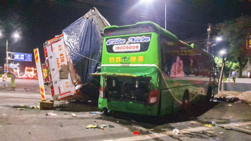 tin tuc tai nan giao thong moi ngay 28 12 xe giuong nam tong oto tai tai xe vang khoi cabin dspl01