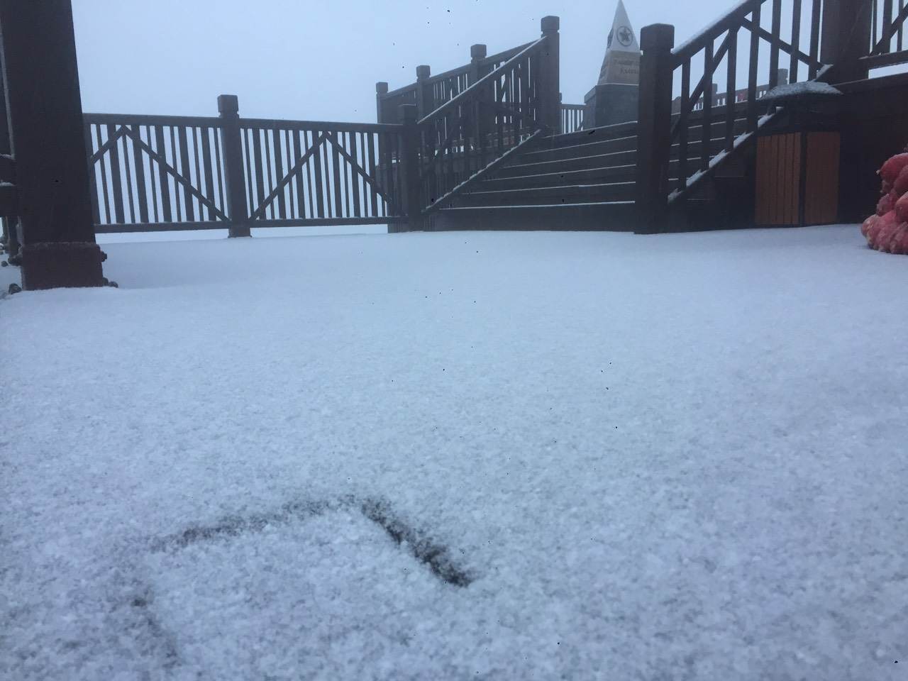 mua tuyet day dac tren dinh fansipan nuom trang moi canh vat tu do cao 2 800m dspl 8 mua tuyet day dac tren dinh fansipan nuom trang moi canh vat tu do cao 2 800m dspl 8