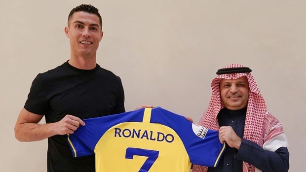 ronaldo gia nhap al nassr nhan muc luong gan 13 ty dong moi ngay truyen thong anh noi gi dspl ronaldo gia nhap al nassr nhan muc luong gan 13 ty dong moi ngay truyen thong anh noi gi dspl