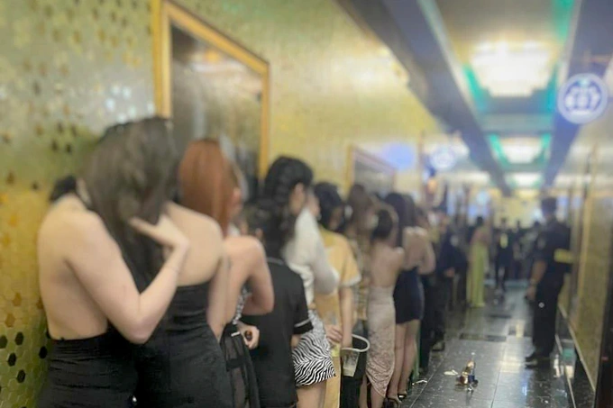 bat qua tang 4 nhan vien mua thoat y phuc vu khach trong quan karaoke dspl 2 bat qua tang 4 nhan vien mua thoat y phuc vu khach trong quan karaoke dspl 2