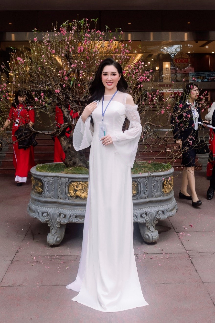 hoa hau huynh thuy anh dien ao dai trang khoe sac rang ro dspl 1 hoa hau huynh thuy anh dien ao dai trang khoe sac rang ro dspl 1
