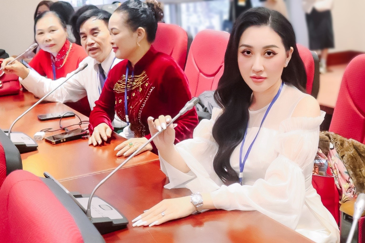 hoa hau huynh thuy anh dien ao dai trang khoe sac rang ro dspl 2 hoa hau huynh thuy anh dien ao dai trang khoe sac rang ro dspl 2
