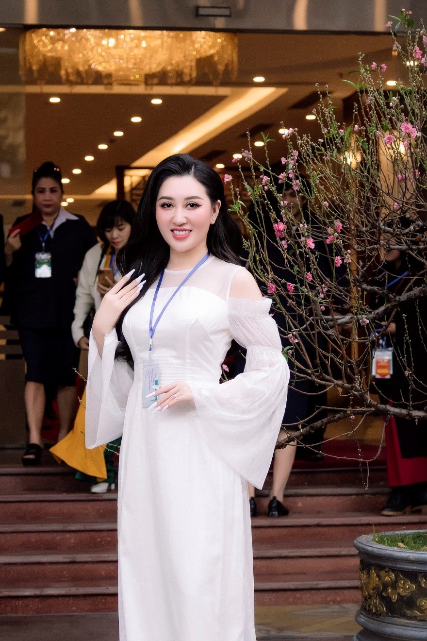 hoa hau huynh thuy anh dien ao dai trang khoe sac rang ro dspl 3 hoa hau huynh thuy anh dien ao dai trang khoe sac rang ro dspl 3