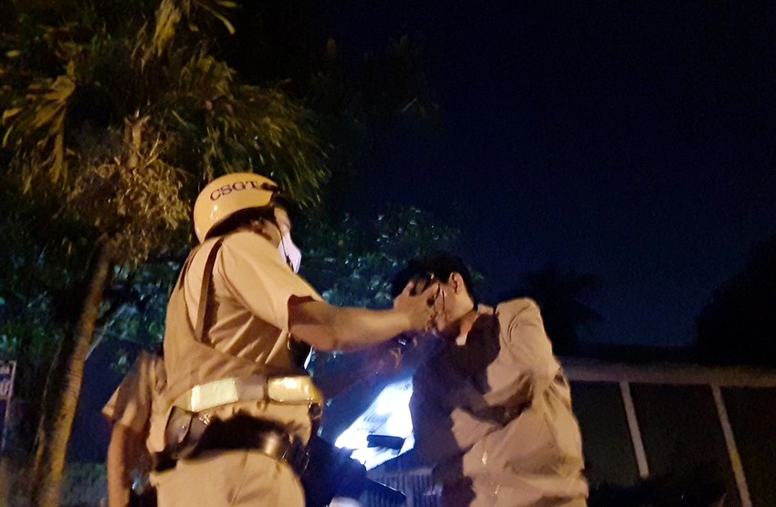 tai xe vi pham nong do con goi nguoi quen cau cuu bat ngo loi phan tran dspl tai xe vi pham nong do con goi nguoi quen cau cuu bat ngo loi phan tran dspl